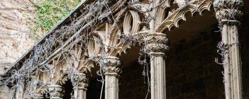 Detail of the arches and Gothic columns of the cloister of the castle of Olite.